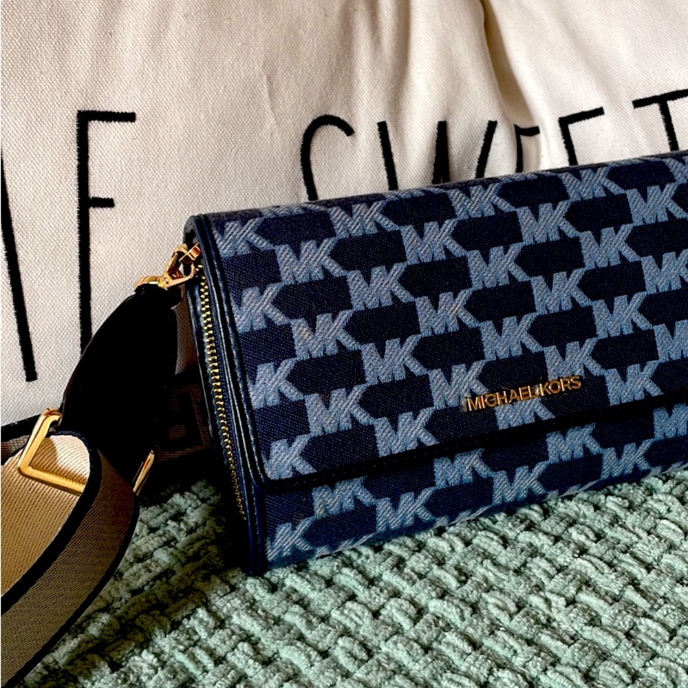 Michael Kors crossbody bag💙